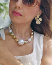 Cargar imagen en el visor de la galería, Aretes flor dorada