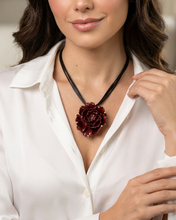 Cargar imagen en el visor de la galería, Collar Flor Guinda