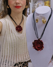 Cargar imagen en el visor de la galería, Collar Flor Guinda