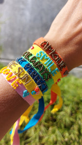 Pulseras cintas con frases bordadas