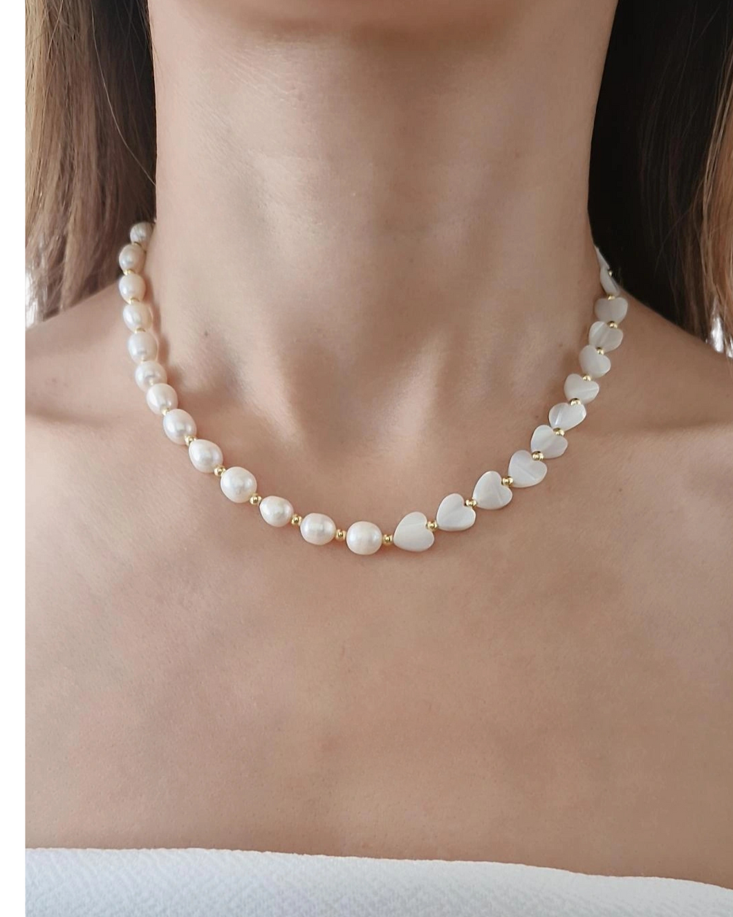 Collar perlas de río y corazones