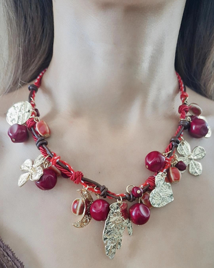 Collar rojo con colgantes