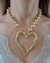 Cargar imagen en el visor de la galería, Collar silueta Corazón
