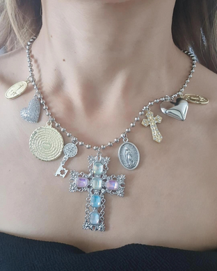 Collar cruz y dijes sagrados