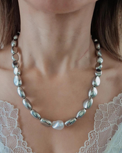 Cargar imagen en el visor de la galería, Collar almendra plateado con perla