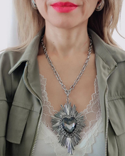 Cargar imagen en el visor de la galería, Collar Corazón radiante plata largo