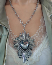 Cargar imagen en el visor de la galería, Collar Corazón radiante plata largo