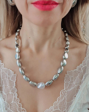 Cargar imagen en el visor de la galería, Collar almendra plateado con perla