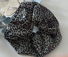 Cargar imagen en el visor de la galería, Scrunchi XL ANIMAL PRINT