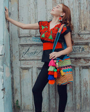 Cargar imagen en el visor de la galería, Mexicana Blusa con flores rojas